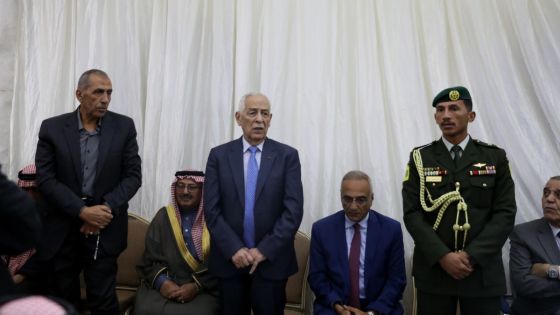 مندوباً عن الملك وولي العهد العيسوي يقدم واجب العزاء لــ(6) عشائر أردنية