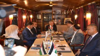 وزير النقل يترأس اجتماع مجلس ادارة مؤسسة الخط الحجازي الاردني داخل عربة تاريخية