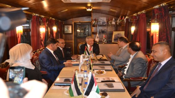 وزير النقل يترأس اجتماع مجلس ادارة مؤسسة الخط الحجازي الاردني داخل عربة تاريخية