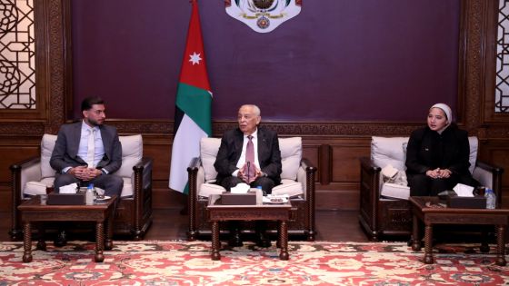 رئيس الديوان الملكي يلتقي فعاليات شعبية وطلبة جامعيين