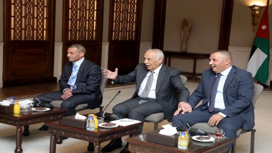 رئيس الديوان الملكي يلتقي فعاليات شعبية