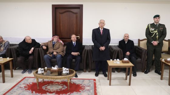 مندوباً عن الملك وولي العهد. العيسوي يعزي آل صالح