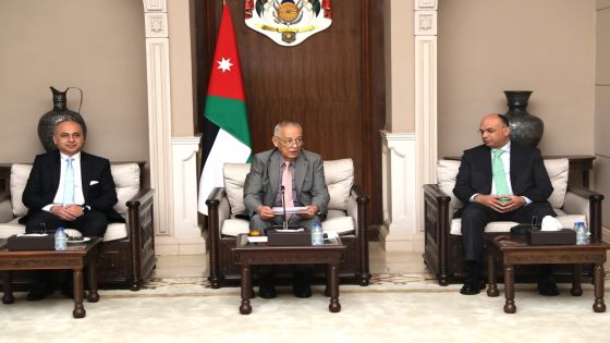 رئيس الديوان الملكي يلتقي وفداً من اتحاد البرلمان الطلابي بجامعة الشرق الأوسط