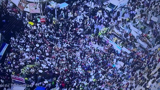 تحت شعار الوصاية الهاشمية صون للقدس وحماية للأقصى مسيرة مركزية لأبناء الشعب الاردني انطلقت بعد صلاة ظهر اليوم الجمعة من المسجد الحسيني وسط البلد عمان إلى ساحة النخيل