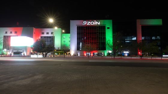 زين تبدأ احتفالاتها بيوم العلم بإضاءة مبانيها بألوان العلم