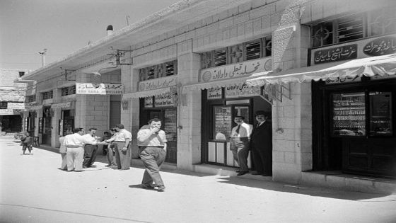 ‏مشهد لسوق ذهب في منطقة وسط البلد بعمّان عام ١٩٥٠