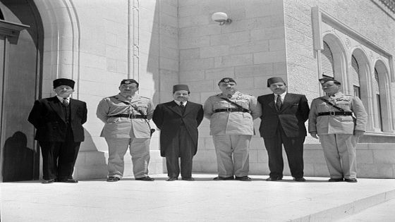 مسؤولون وضباط أمام قصر بسمان في عمّان عام ١٩٥٣ ( اسماء)