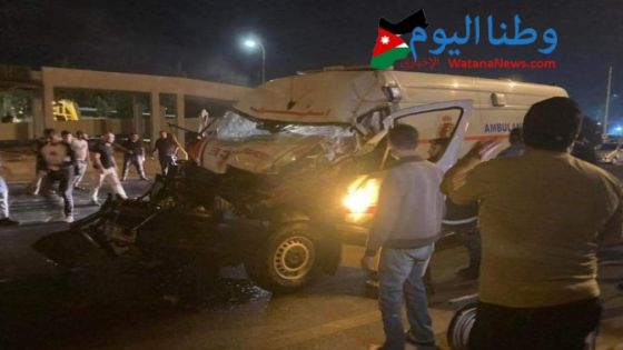 عاجل – صور/ ارتطام سيارة اسعاف بجسر المشاة الذي سقط فجر اليوم على طريق المطار بعد جسر مادبا