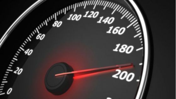 ضبطة مركبة تسير بسرعة 170 كم خلال الأجواء الماطرة