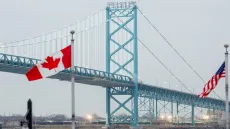 ترامب يهدد بوقف افتتاح جسر مع كندا مطالباً بنصف ملكيته