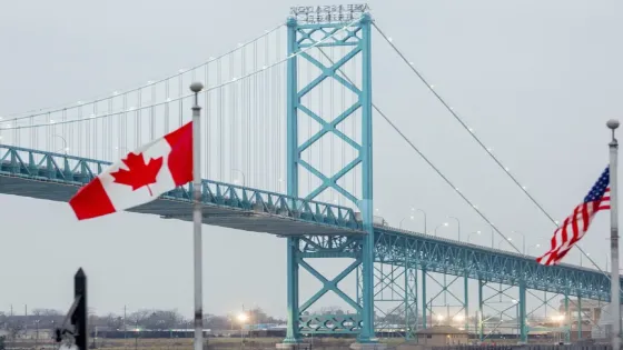 ترامب يهدد بوقف افتتاح جسر مع كندا مطالباً بنصف ملكيته