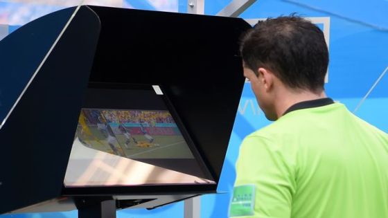 دائرة الحكام في اتحاد الكرة : فيفا يدرس إدخال تقنية مشابهة لـ”الفار” بكلفة اقل