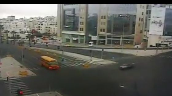 مقطع مصور يظهر حادث مروع نتيجة قطع الاشارة الضوئية لتقاطع وادي صقرة