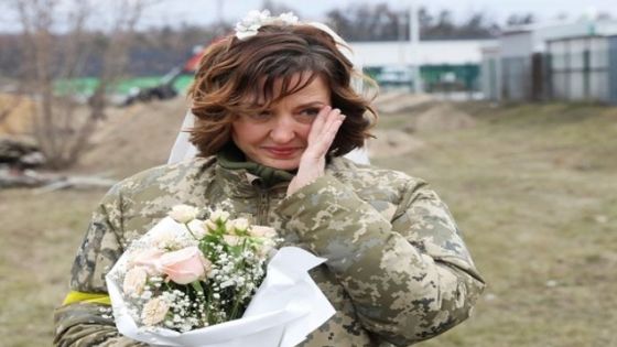 حفل زفاف بزي عسكري على خطوط الجبهة في أوكرانيا