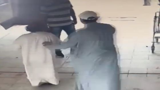 فيديو/ مقطع متداول لشاب كويتي يضرب عامل وافد ومُسن… يثير ردود فعل في الشارع العربي