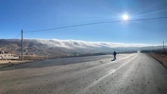 هذا المشهد ليس في اوروبا …الغيوم تعانق جبال البتراء جنوب الاردن