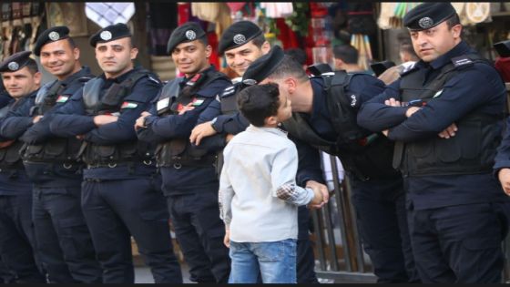 صورة بالف معنى وسط حشود المعتصمين من اجل غزة