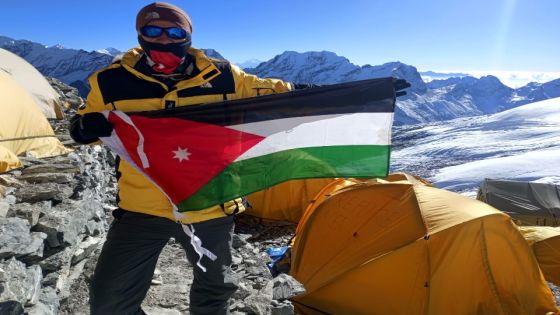 صور / انجاز اردني ….العرجان ينجح بالوصول إلى قمة ميرا بك ويهدي إنجازه إلى جلالة الملك وولي عهد الأمين