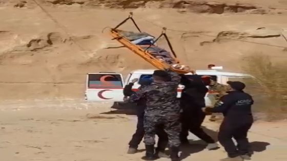 الدفاع المدني يخلي مصاباً سقط من اعلى  شق صخري بمنطقة الديسة في محافظة العقبة وحالته العامة متوسطة
