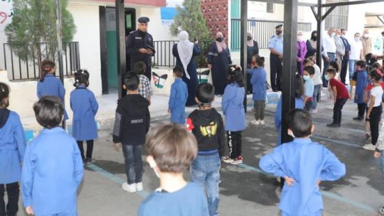الأمن يوزع حقائب مدرسية على الطلبة ضمن مشروع “بنيان”