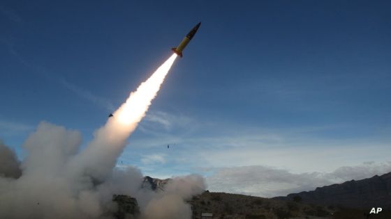 Un misil estadounidense es disparado en unos ejercicios militares en White Sands Missile Range, Nuevo México, el 14 de diciembre del 2021. Foto suministrada por el Ejército de EEUU (John Hamilton/Ejército de EEUU via AP)