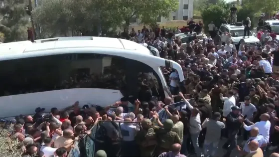 عشرات الأسرى الفلسطينيين يصلون رام الله وجموع غفيرة تستقبلهم