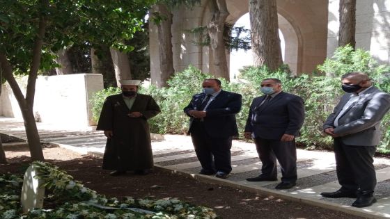 رئيس جامعة العلوم الإسلامية يزور ضريح الأمير محمد بن طلال