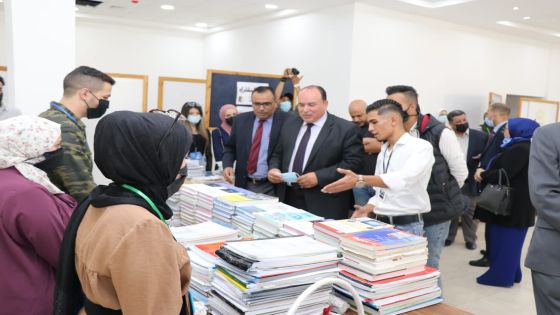 طلبة جامعة العلوم الإسلامية العالمية يطلقون مبادرة لتوزيع الكتب عن أرواح مدرسين انتقلوا إلى رحمة الله