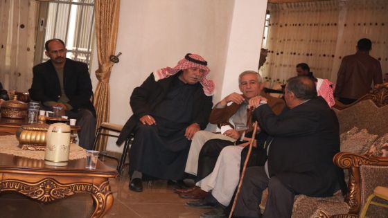 حشود كركية تستنكر تصريحات السفير العراقي اثر مشاجرة بين اردنيين والشواورة يوضح