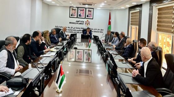 وزير العمل يلتقي رئيس غرفة تجارة عمان ومجموعة من المستثمرين
