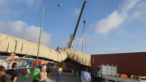 الأشغال: مركبة الشحن تسببت بسقوط جسر طريق المطار