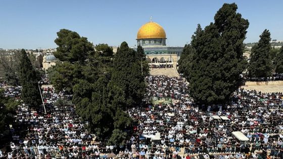 120 ألفا يؤدون صلاة الجمعة الأخيرة من رمضان في المسجد الأقصى