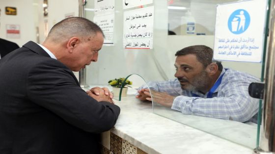 وزير الداخلية يتفقد مكتب أحوال جبل عمان