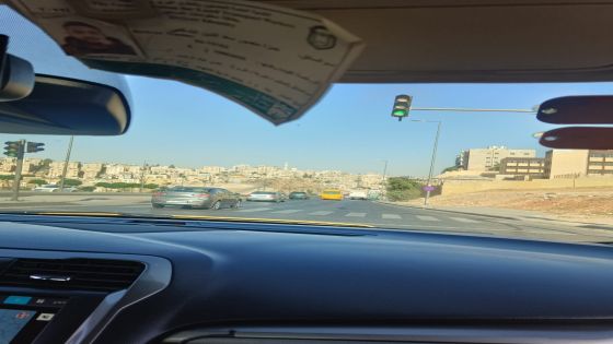 إشارة ضوئية مبرمجة للمشاة في شارع الإستقلال بالعاصمة عمان