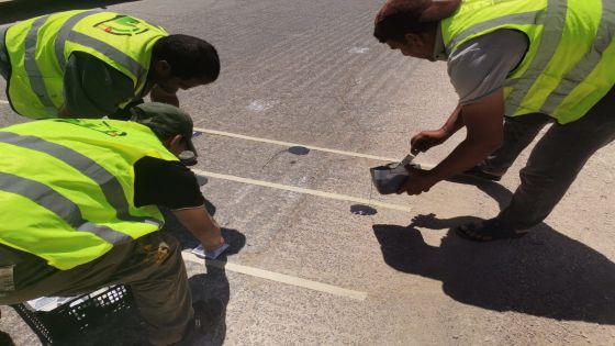 وزارة الأشغال تستجيب بسرعة وتضع إشارات تحذيرية على طريق الموجب لحماية السائقين