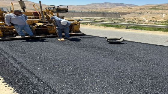 وزارة الأشغال تستجيب بسرعة وتباشر أعمال صيانة لهبوط طريق الموجب