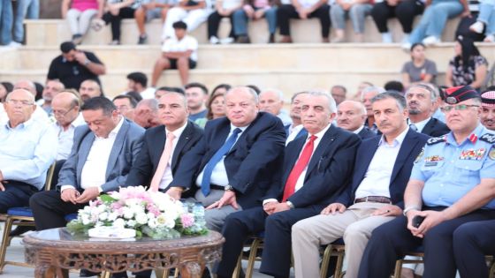 أشعل شعلة المهرجان في دورته الثانية والثلاثين ..وزير الثقافة: “الفحيص” يرتقي لأن يكون مهرجاناً وطنياً وعربياً يمثل بلدة الزيتون والنور