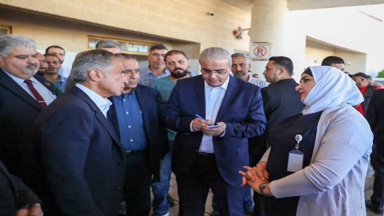 رئيس الوزراء يتفقد مستشفى الزرقاء الحكومي