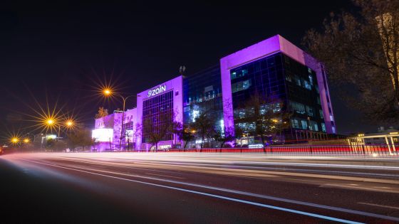 زين تُضيء مبانيها باللون البنفسجي احتفاءً باليوم العالمي للأشخاص ذوي الإعاقة