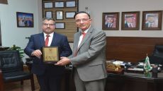رئيس جامعة البترا يبحث سبل التعاون الأكاديمي مع وفد كلية “إدموندز”