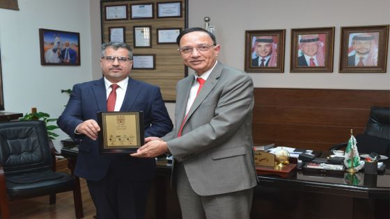 رئيس جامعة البترا يبحث سبل التعاون الأكاديمي مع وفد كلية “إدموندز”