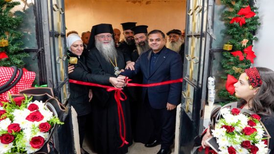 مندوبًا عن وزير السياحة والآثار أمين عام الوزارة الخضير يضيء شجرة عيد الميلاد في تل إربد