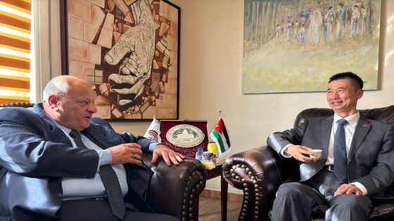 سماوي والسفير الصيني يبحثان سبل تطوير الروابط الثقافيّة بين المهرجان والصين