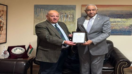 السفير السوداني يلتقي سماوي ويكرّمه بدرع نظير جهوده في دعمه الدائم للثقافة والمثقفين