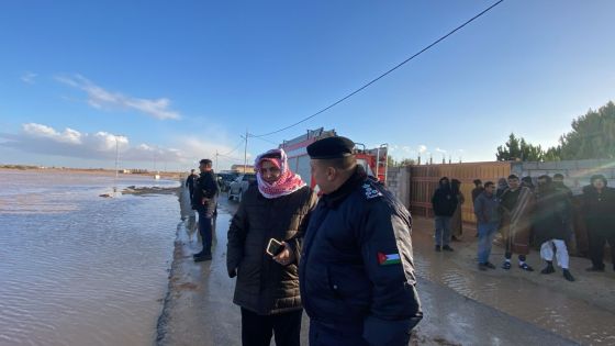 محافظ الزرقاء ومدير الشرطة في موقع الحدث لمتابعة إخلاء عائلات حاصرتها المياه في الحلابات الغربي