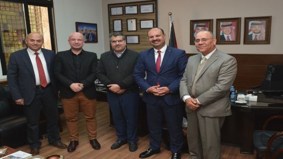 رئيس جامعة البترا يكرّم الإعلامي زيد خليفات تقديرًا لتميّزه المهني