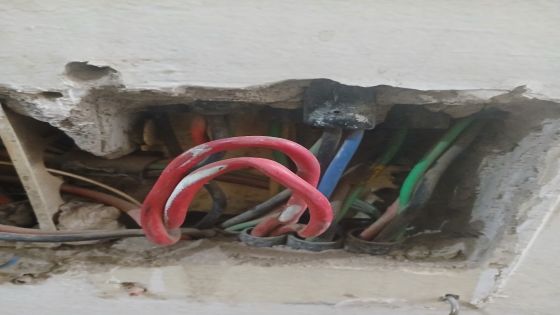 من المسؤول: بعض البنايات التجارية، مخاطر سلامة عامة ومكاره صحية وبؤر تلوث بصري