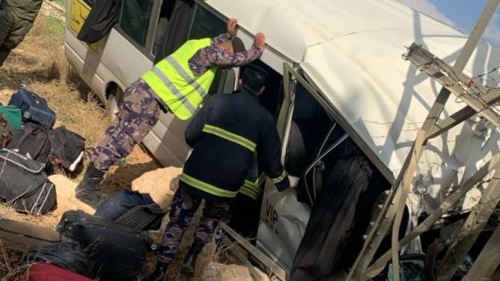إصابات بحادث تدهور حافلة على الطريق الصحراوي