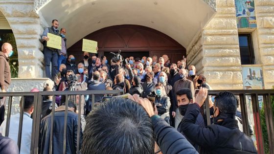 الصحافيون ينفذون وقفة احتجاجية امام النقابة للتعبير عن رفضهم توقيف الصحافيين