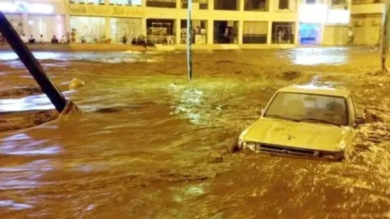 أمطار غزيرة على مدينة سعودية تتسبب في إغلاق شوارع واحتجاز مركبات